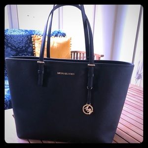 NWT Michael Kors Jet Set Tote 🖤